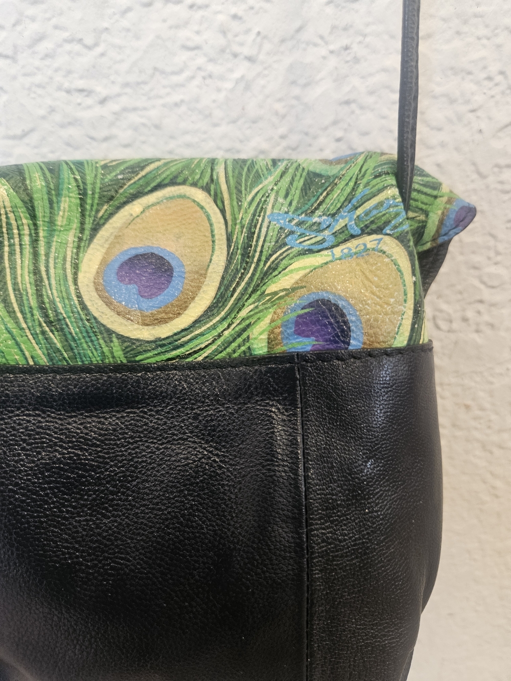 Sharif 1827 Hand-painted Peacock Feather Crossbody - Picture 7 of 13